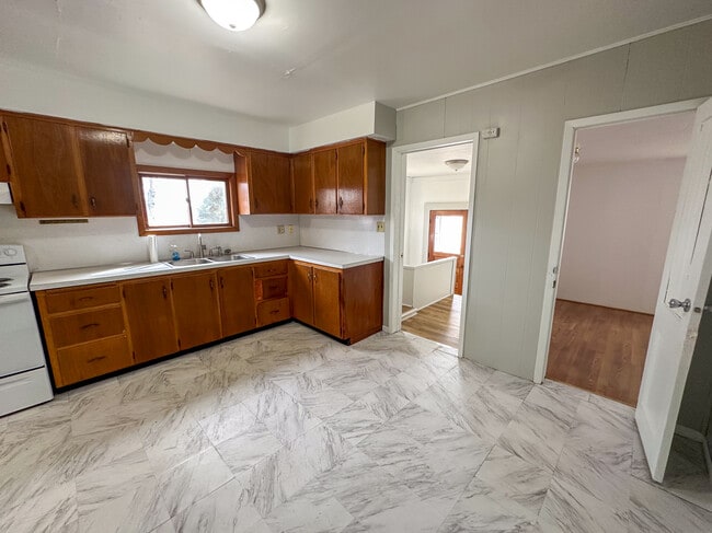 Photo - 401 S Oak St