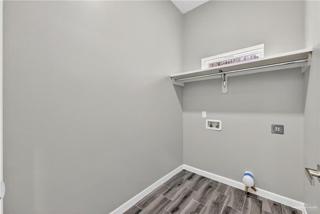 Photo - 17 E 25th St