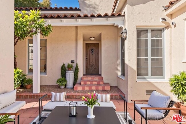 Photo - 144 S La Peer Dr