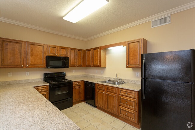 1BR, 1BA - 900 SF