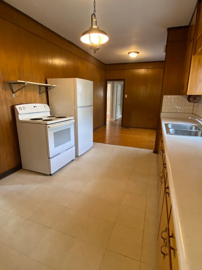 Photo - 1502 Debow St