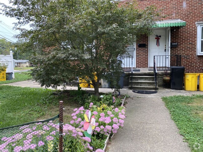 Building Photo - 2 br, 1 bath 4plex - 1000 Linda Lee Drive ... Rental