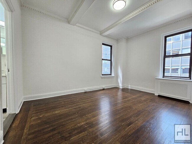 High-Ceiling One-Bedroom with Classic Details Near Grand Central