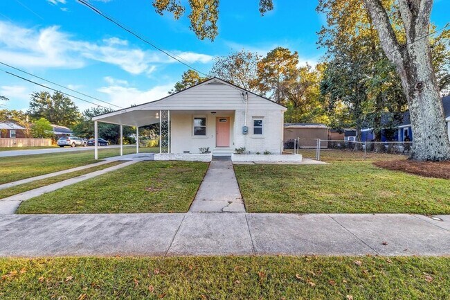 Building Photo - 2808 Martha Dr