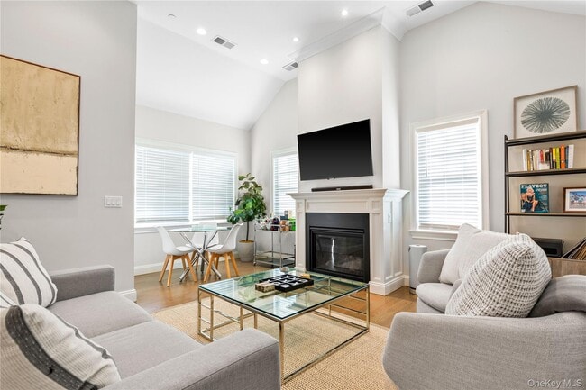 Photo - 280 Purchase St Unidad L