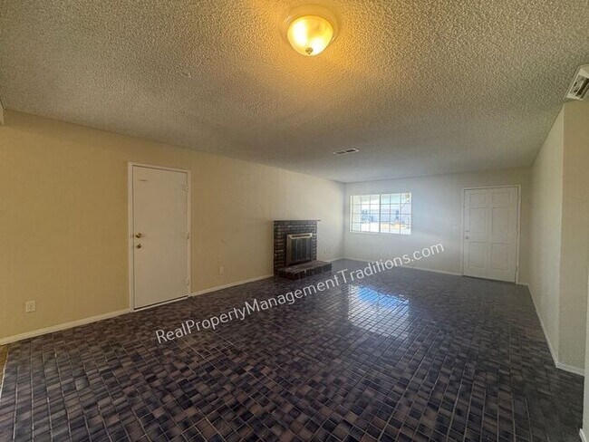 Large Lot 4 + 2 in Lake Los Angeles