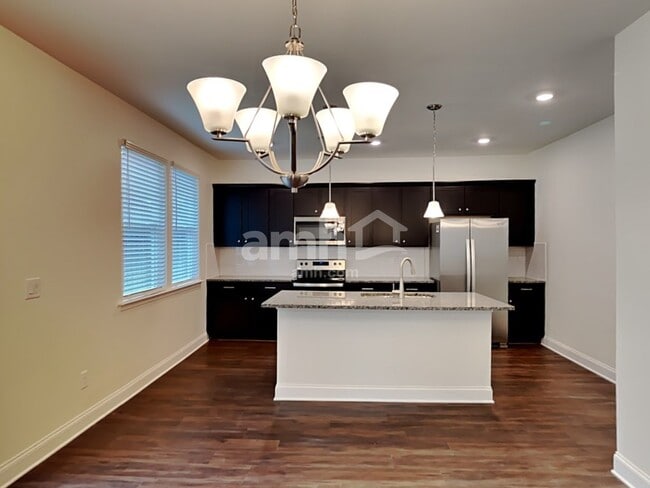 Photo - 8149 Willowbank Way