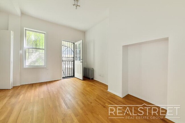 Photo - Charming 2 Bedroom with a Large Private Ba... Unidad 1A