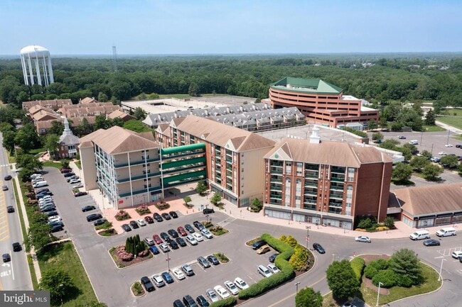 Photo - 6070 Main St