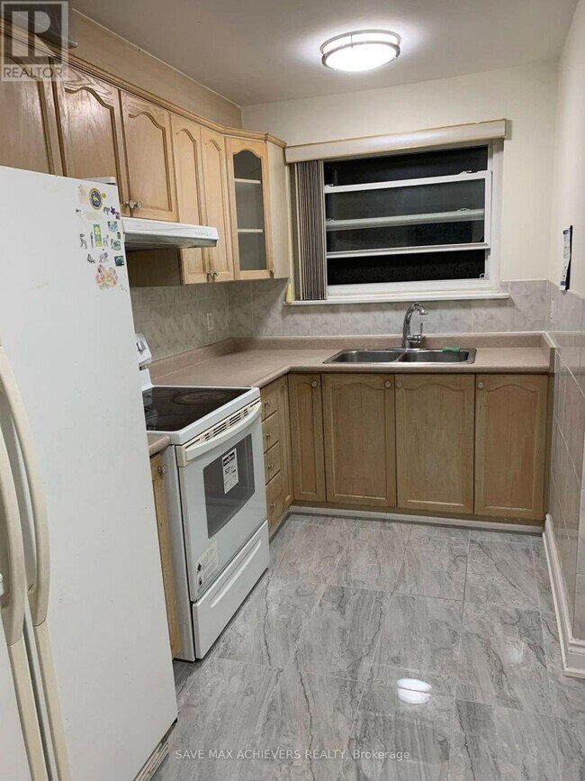 44 Strathavon Dr