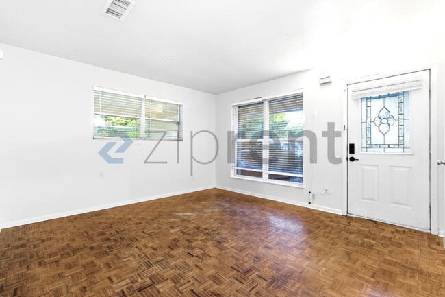 Photo - 918 E Montclair Rd