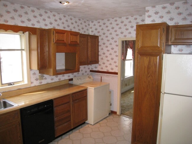 Building Photo - No Brokers Fee, In-Unit Washer and Dryer, Parking Included