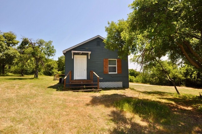 FOR LEASE - 1 BR - 1 BA Frame Home on Larg... - FOR LEASE - 1 BR - 1 BA Frame Home on Larg...