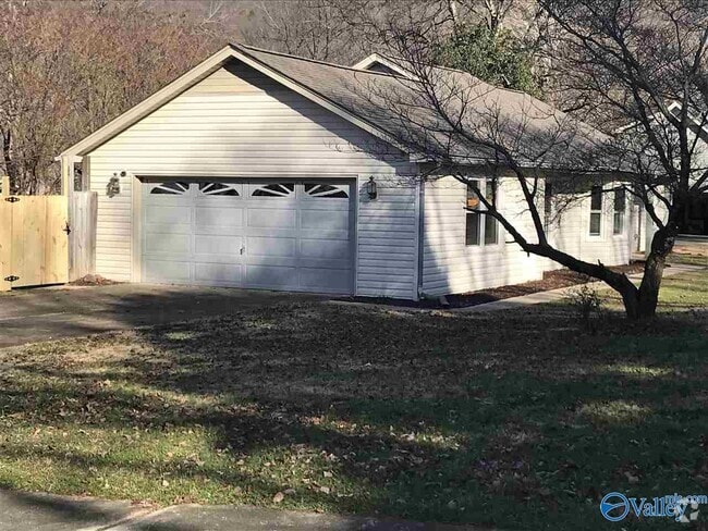 Building Photo - 1305 Chimney Springs Dr SE Rental