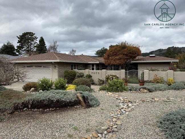 Building Photo - Beautifully Updated Three Bed (+ Bonus) Quail Lodge Home