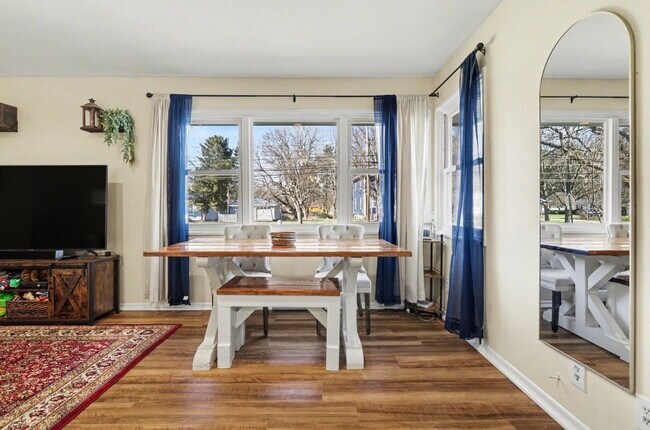 Photo - 133 W Hughes St