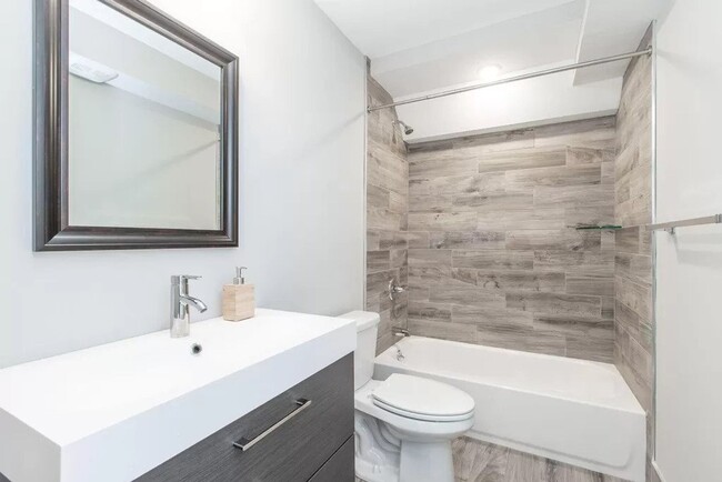 Building Photo - Spacious 1 Bed & 2 Bath Town house Now Ava... Unit 1