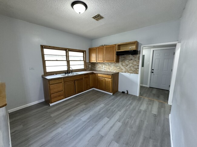 Photo - 523 E 3rd Ave