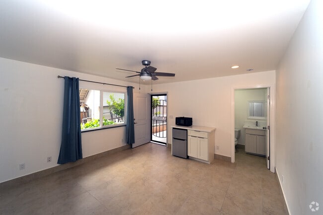 Building Photo - 2036 9th Ave Unit Stduio Room Rental
