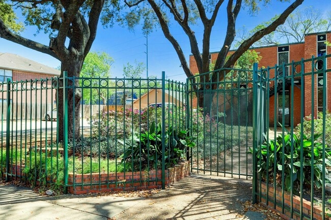 Building Photo - 1112 Lawrence St Unit 7