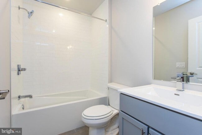 Building Photo - 1227 N 7th St Unit 2B