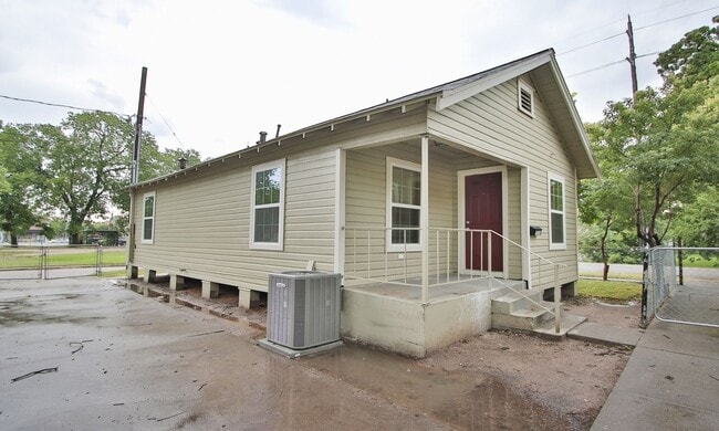 Building Photo - Historic Row House District – Move-In Special! Only $497 Deposit (with fully qualified applicatio...