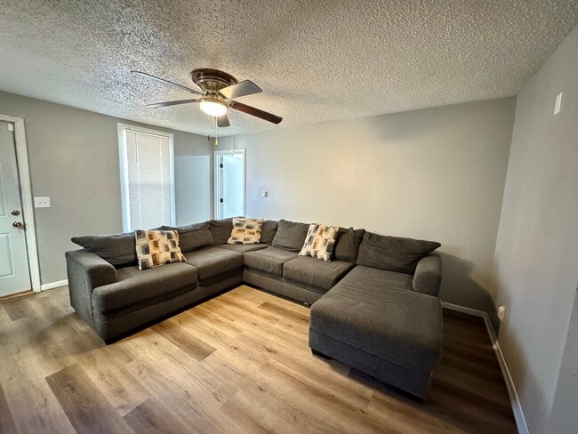 Photo - 1341 W 4th St