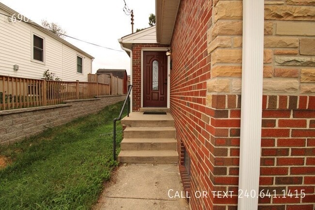 6903 Buchanan St