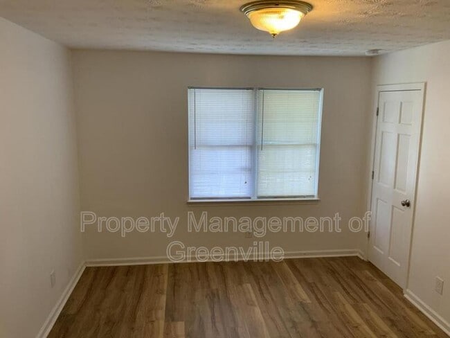 Photo - 207 Courtneybrook Trail