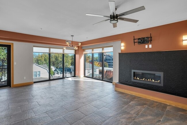 Photo - 1200 E Walnut St Unit 302