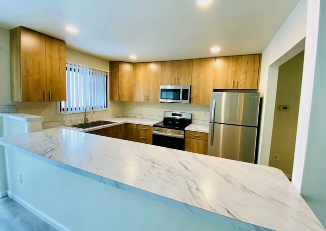 Cocina de abeto actualizada - Eastern Lofts Apartment Homes