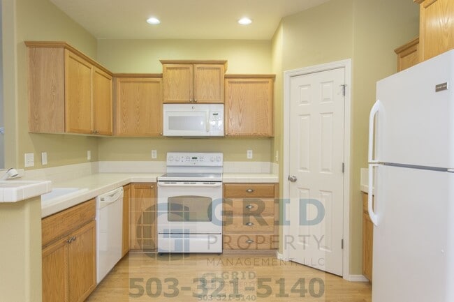 Photo - Spacious 3 Bedroom, 2.5 Bath Townhome Available in Hillsboro - 2 Car Garage!