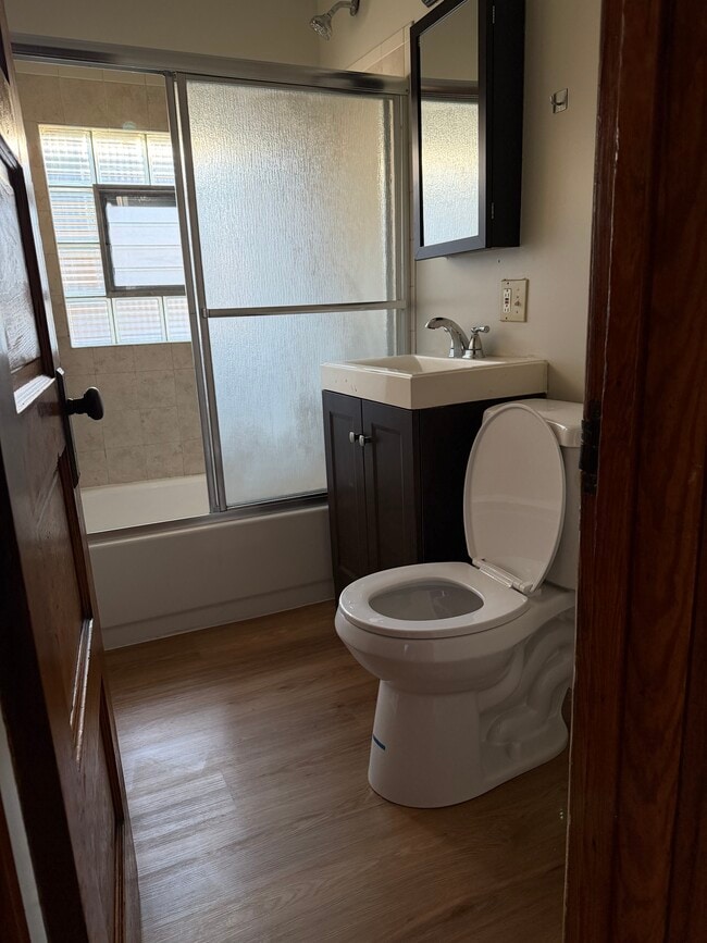 Bathroom - 3314 N Sacramento Ave Unit 2