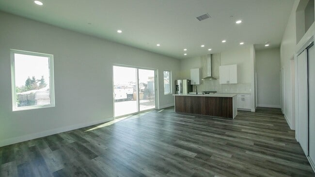 Photo - 5535-5539 Potomac St. Unidad 5539