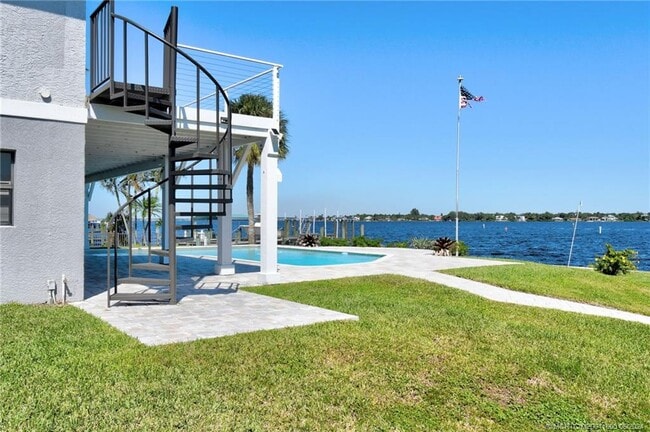 Photo - 26 SW Riverway Blvd