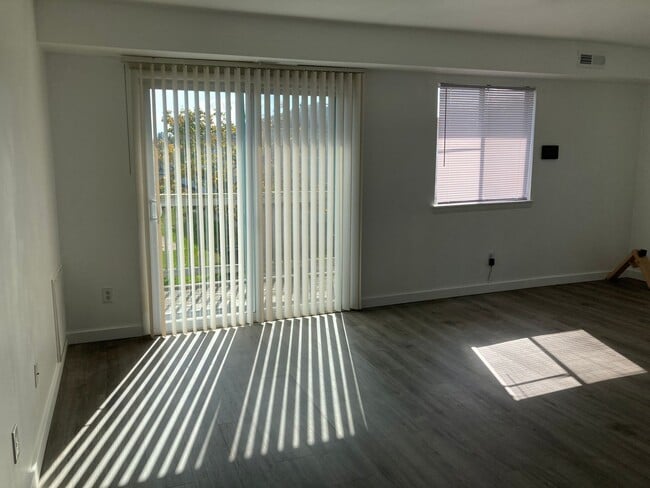 Photo - Renovated & Spacious 2 Bedroom Condo in Ed...