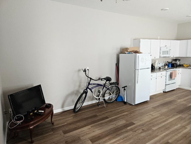 Photo - 817 E B St Unit B