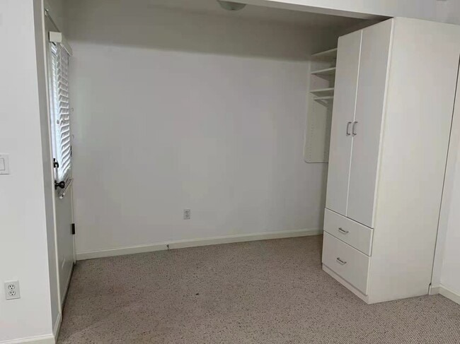 Photo - 13167 14A Av