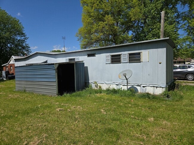 Photo - 2 Bedroom Mobile Home in Chambersburg – Pet Friendly with Off-Street Parking