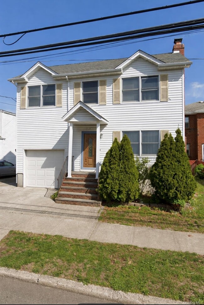 Building Photo - 1113 5th Ave