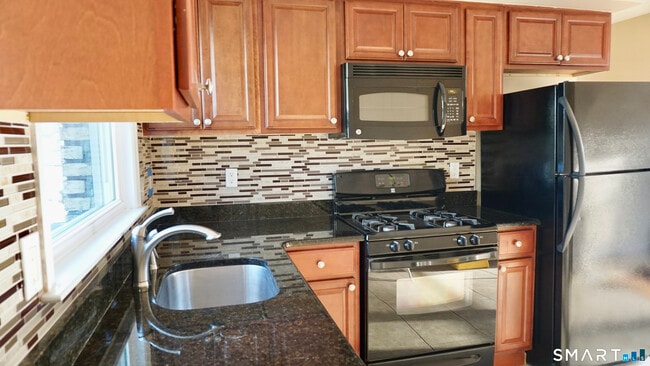 Building Photo - 28 Sampson St Unit 4