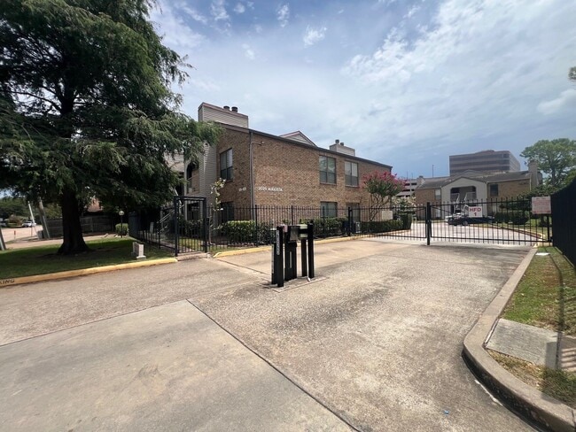 Building Photo - 2025 Augusta Dr Unit 807