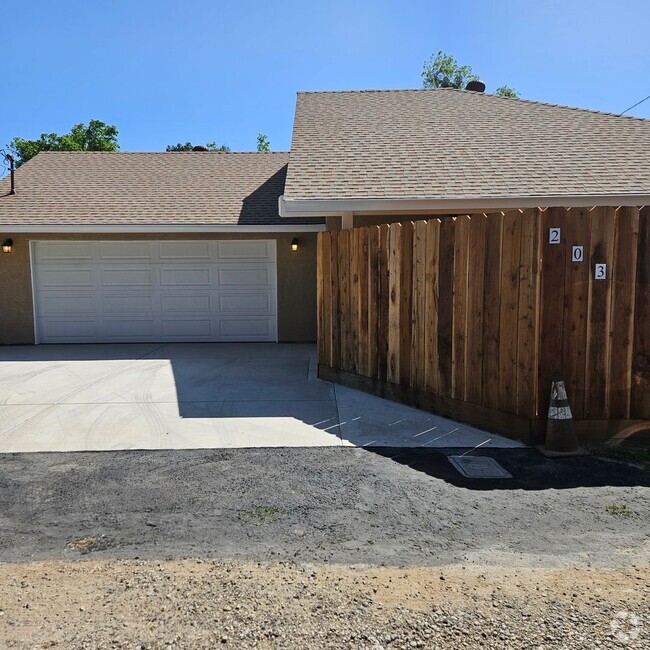 Building Photo - Charming 2 Bedroom Home Located in La Loma...