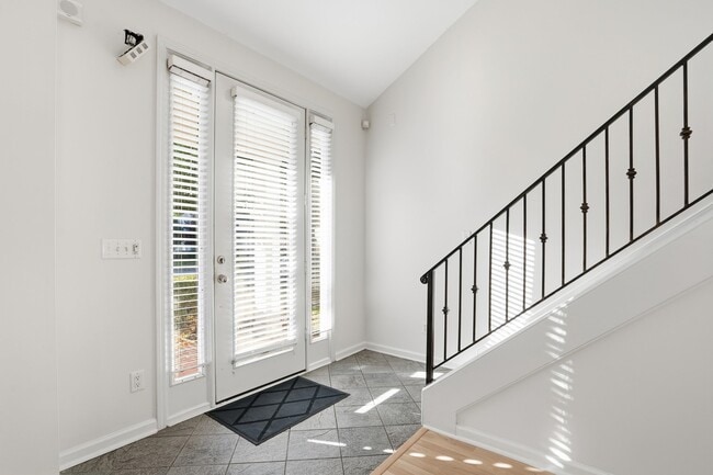 Photo - 1198 Island Pl E