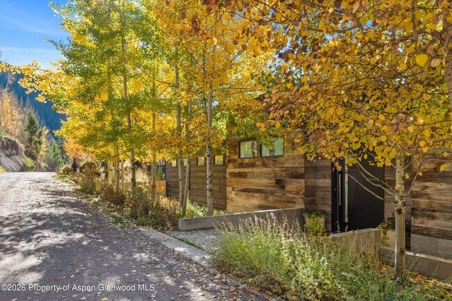 Building Photo - 191 Skimming Ln