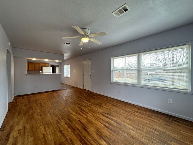 Photo - Charming 3 Bedroom / 2 Bathroom (1176 sf)