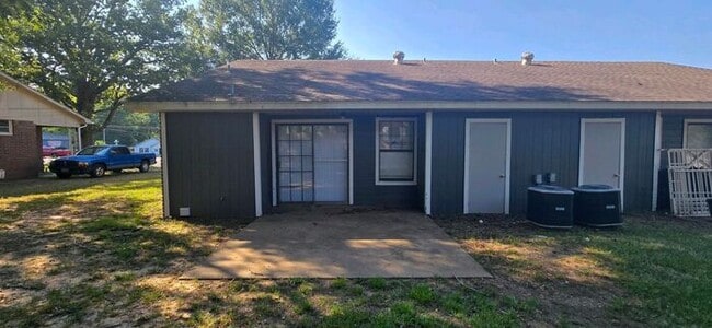 Building Photo - Available! 2 Bedroom 1 Bath Close to Everything! Longview, TX!