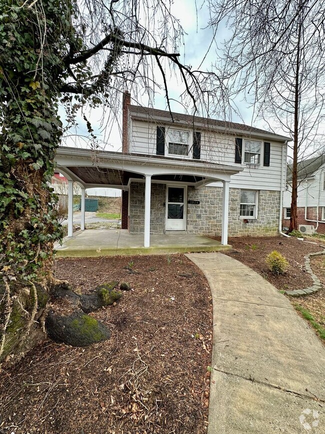 Building Photo - COMING SOON!! 3 Bedroom 1.5 bath in York S... Rental