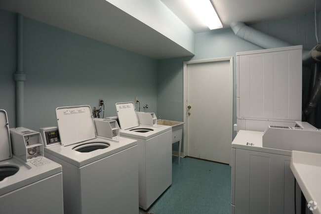 Building Photo - Oaks on Bonhomme