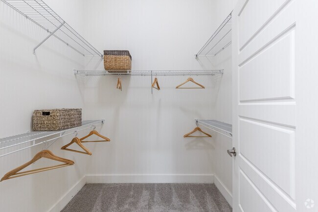 2BR, 2BA - 937SF - Walk-In Closet